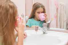 女孩刻度盘水口杯冲洗口刷牙