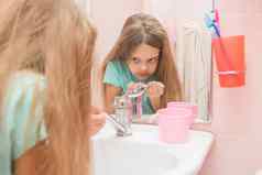 女孩洗看起来镜子浴室