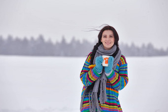 美丽的女孩毛衣冬天走杯茶