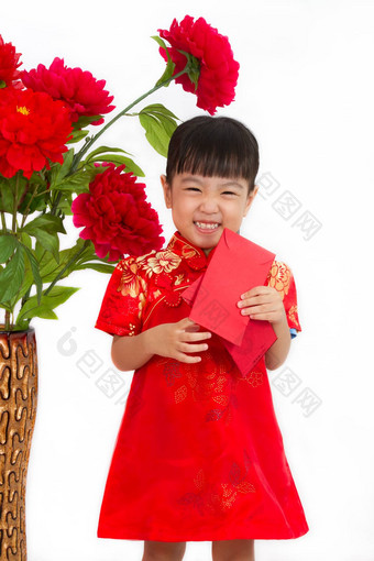 中国人女孩持有红色的信封