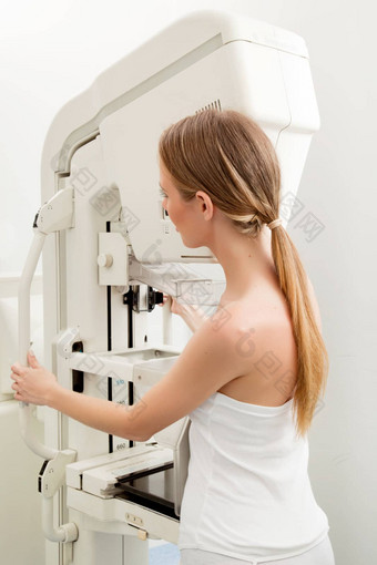 女人采取乳房x光检查