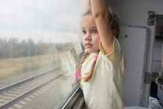 四年女孩令人惊讶的事物窗口火车