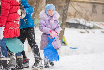 五年女孩站手莱迪扬卡冰冷的山