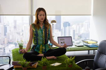业务女人瑜伽冥想表格办公室- - - - - -