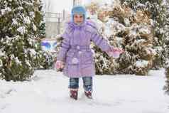 快乐的年女孩雪地里