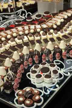 色彩斑斓的甜点糕点服务婚礼聚会，派对