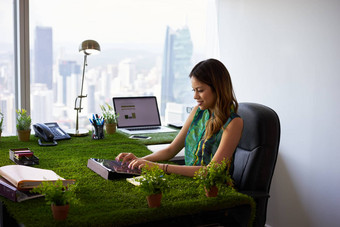 环保人士女人类型电子邮件平板电脑办公室桌子上