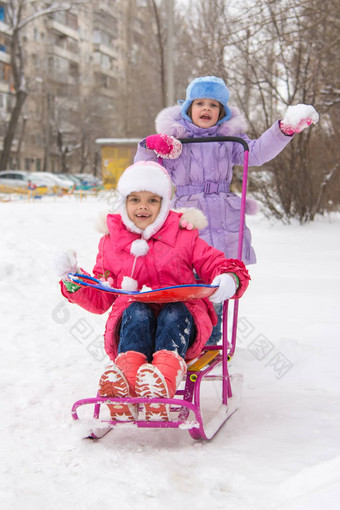 女孩院子里骑雪雪橇喜乐