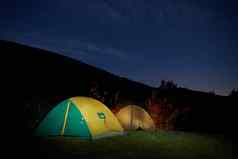 照亮黄色的野营帐篷