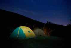 照亮黄色的野营帐篷