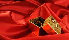 黄金盒子婚礼环红色的丝绸