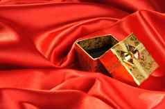 黄金空盒子婚礼环红色的丝绸