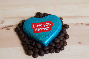咖啡豆子包围巧克力包装器<strong>情人节</strong>一天木背景