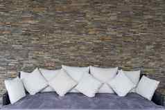 现代石头墙背景纹理紫色的沙发