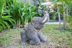 大象雕塑雕像草