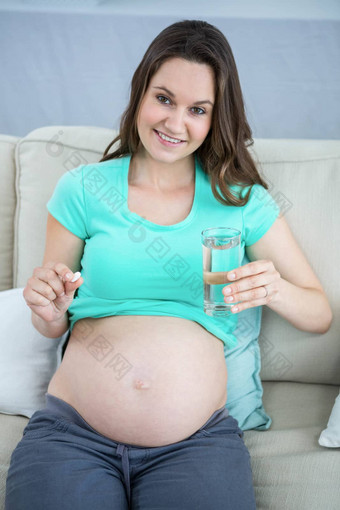 怀孕了女人持有<strong>玻璃水</strong>药片