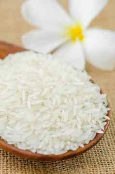 白色长未煮过的大米