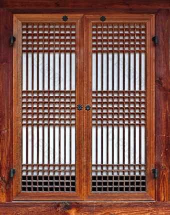 朝鲜文风格传统的木窗口关闭用带子束紧快门