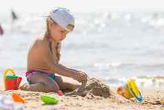 女孩海滩海边玩沙子