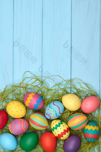 复活节鸡蛋手画色彩斑斓的木背景