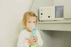 女孩哮喘吸入器