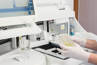 实验室科技加载样品化学分析仪