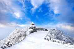 德鱼山山覆盖雪早....雾冬天