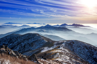 冬天景观日落多雾的德鱼山山