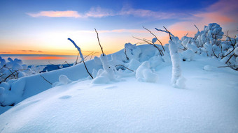 日出德鱼山山覆盖雪冬天南