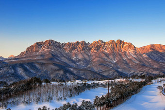 韩国蔚山玩岩石拉克山山冬天南韩国