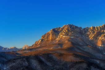 韩国蔚山玩岩石拉克山山冬天南韩国