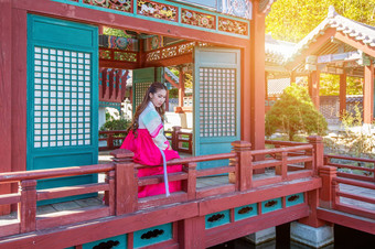 女人韩服Gyeongbokgung传统的朝鲜文衣服