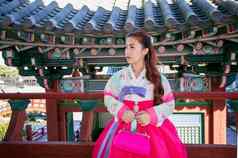 女人韩服Gyeongbokgung传统的朝鲜文衣服