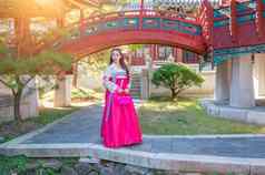 女人韩服Gyeongbokgung传统的朝鲜文衣服