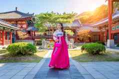 女人韩服Gyeongbokgung传统的朝鲜文衣服