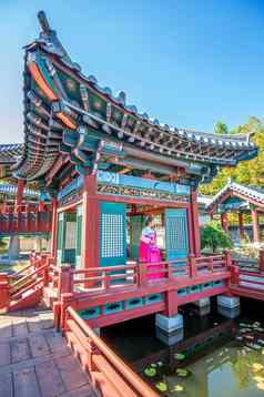 女人韩服Gyeongbokgung传统的朝鲜文衣服