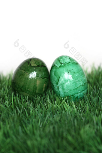 漆成绿色复活节鸡蛋