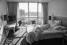 酒店卧室恢复原状床上城市视图
