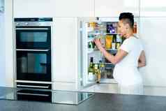 怀孕了女人食物冰箱