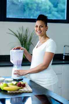 怀孕了女人准备水果汁搅拌机