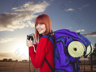 复合图像微笑赶时髦的人女人旅行袋