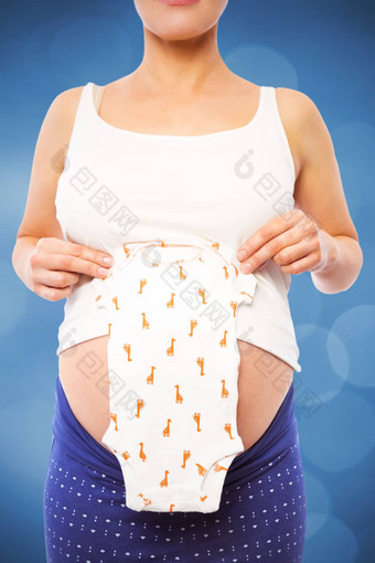 复合图像怀孕了女人持有婴儿衣服