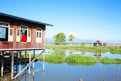 传统的浮动村房子茵莱湖缅甸