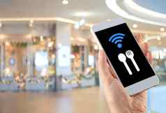 模糊散景餐厅手智能手机无线网络