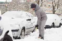 男人。铲雪冬天