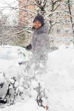 男人。铲雪冬天