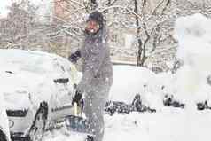 男人。铲雪冬天