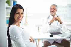 怀孕了女人坐着诊所健康检查