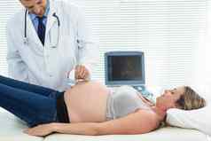 怀孕了女人接收超声波治疗
