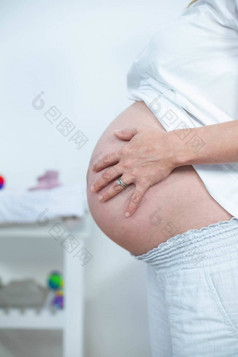 怀孕了女人触碰肚子